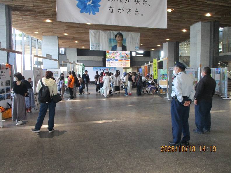 長崎県庁1階エントランスの会場のようす